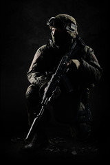 Obraz premium Człowiek na obrazie członka policji SWAT z bronią