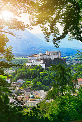 Fototapeta premium Twierdza Salzburg w Austrii średniowieczny zamek na klifie pod