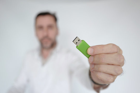 clef usb dans main d'homme