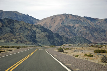 Carretera entre montañas