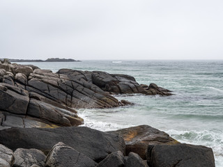 Küste in Norwegen mit Brandung