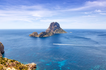 Fototapeta premium Es Vedra Felsen Insel Ibiza Spanien Reise Meer Boot Mittelmeer Urlaub