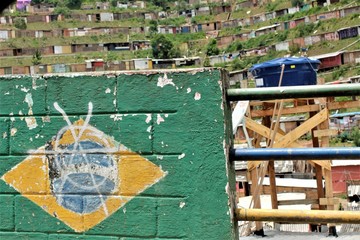 Favela recém instaurada em Diadema São Paulo, com desenho da bandeira do Brasil e renegada com...