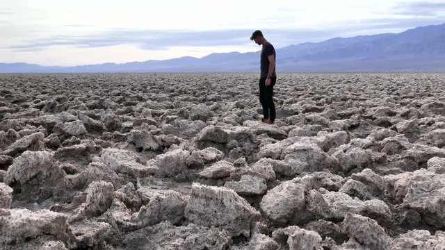 beau jeune homme se promenant dans le d&eacute;sert Californien