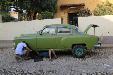 Kubaner reparieren Oldtimer
