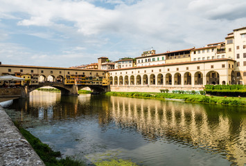Fototapeta na wymiar Famous Ponte Vecchio bridge in Florence, Italy