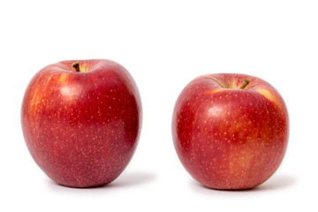 zwei rote Braeburn Äpfel auf weiß freigestellt