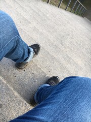 Sitzpause auf Treppenstufen