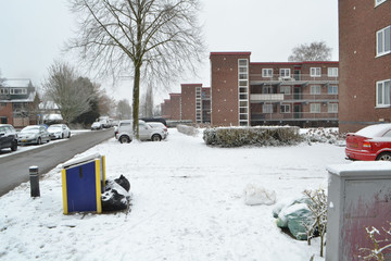 sneeuw in een straat met flats in Doetinchem