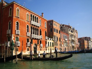 Fototapeta na wymiar Venise, traghetto et palais colorés sur le Grand Canal (Italie)