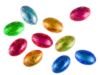 Obraz na płótnie Canvas Assorted foil wrapped small chocolate Easter eggs isolated on white.