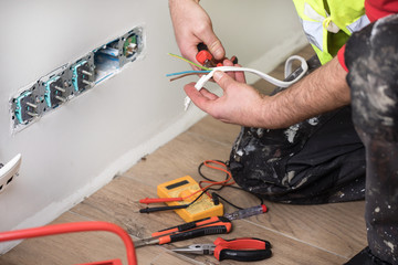 Hand of an electrician
 - obrazy, fototapety, plakaty