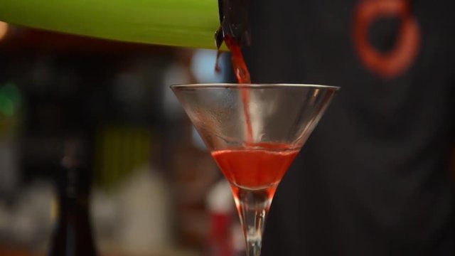 Aperitivo con stuzzichini al bar