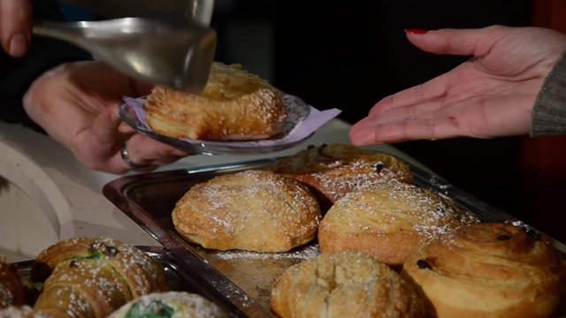 vassoio di cornettti farciti al bar