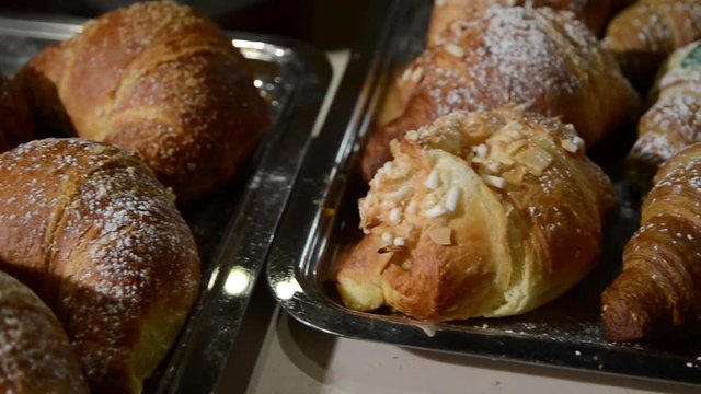 vassoio di cornettti farciti al bar