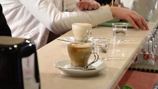 caff&egrave; macchiato al bar