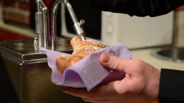farcitura di un cornetto in un bar