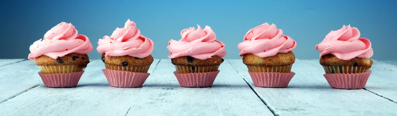 Cercles muraux Pour elle Petits gâteaux savoureux sur fond en bois. Cupcake d& 39 anniversaire de couleur rose