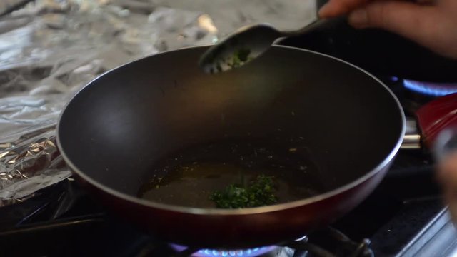 pasta a forma di tuberini con sugo e cozze di mare