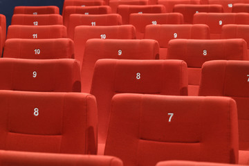 Fototapeta premium Stuhlreihen eines Kinos mit roten Stühlen