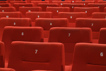 Stuhlreihen eines Kinos mit roten Stühlen