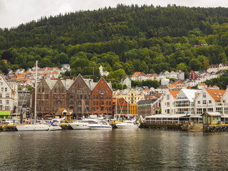 Fototapeta na wymiar Bryggen, barrio histórico de Bergen, Noruega, situado en un muelle en la orilla oriental del fiordo donde se asienta la ciudad.Verano de 2017