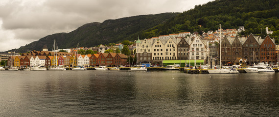 Bryggen, barrio histórico de Bergen, Noruega, situado en un muelle en la orilla oriental del...