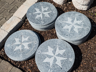 graue Stein Windrosen Platten für Garten als Nahaufnahme