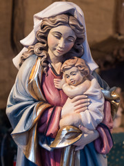 Fototapeta na wymiar Madonna Maria mit Jesus Kind geschnitz und bund bemalt