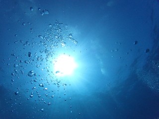 沖縄の海　見上げた太陽