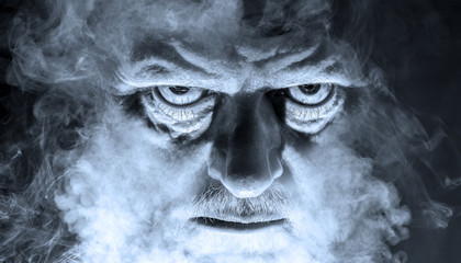 das Porträt eines dämonisch aussehenden Mannes, umgeben von Nebel