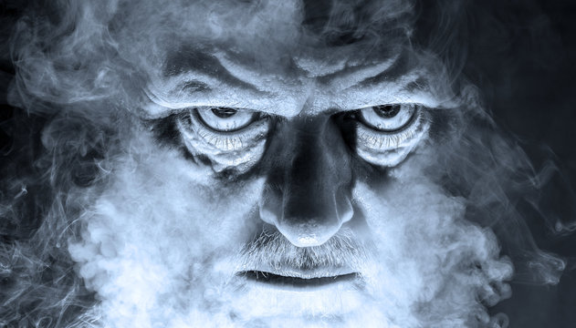 das Portr&auml;t eines d&auml;monisch aussehenden Mannes, umgeben von Nebel