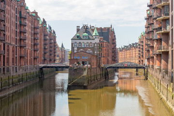 Obraz premium HAMBURG, GERMANY - JULY 20, 2016: Famous water castle in Speicherstadt. Hamburg attracts 10 million people annually
