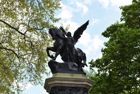 skulptur einer frau und pferd in london