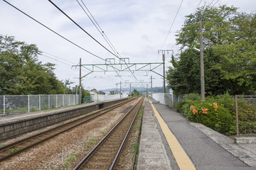 Fototapeta na wymiar 駅のホームと線路