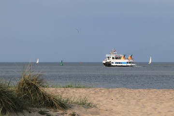 malerische Dünenlandschaft am Falckensteiner Strand, Dampfer auf der Kieler Förde, Fördedampfer,...