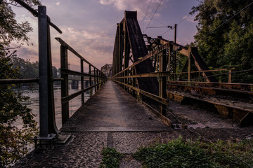 Fototapeta na wymiar Eisenbahnbrücke über die Aare