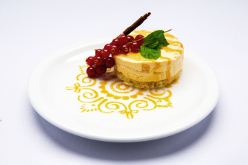 Piękne porcje ciasta podane i ozdobione na talerzu