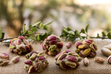 Pistazien-Marzipan-Kugeln auf der Terrasse    