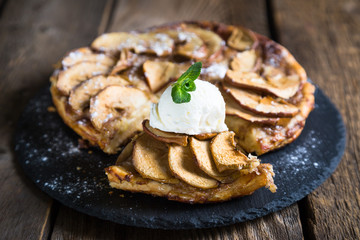 Apple pie with ice cream