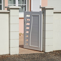 Portillon en PVC d'une maison