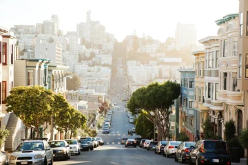 Foto op Plexiglas San Francisco Het uitzicht op straat vanaf de heuvel in San-Francisco.