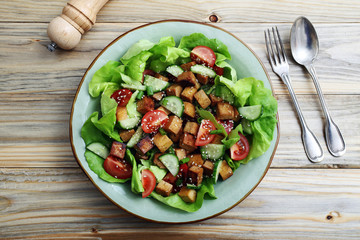 insalata con tufu pomodori sesamo e cetrioli su sfondo tavolo di cucina
