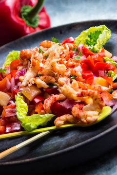 Bunter Salat mit Paprika, Melone und Flu&szlig;krebsen