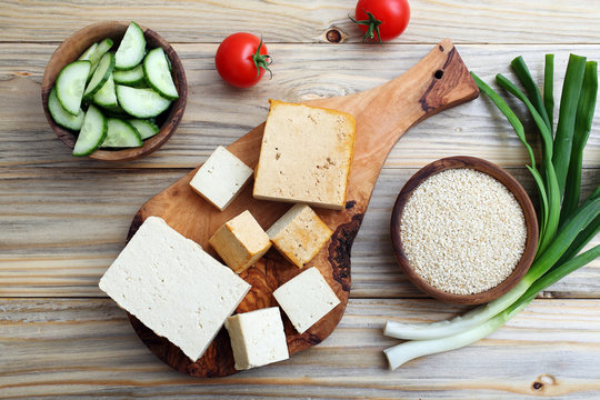 tofu formaggio di soia fresco con verdure su tavolo di cucina