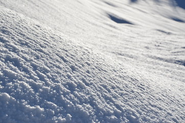 Schnee verweht, Schneekristalle, kalter Wintertag