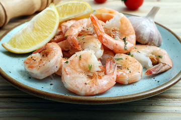 gamberi,gamberetti,frutti di mare pronti da mangiare su tavolo di cucina