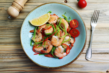 gamberi,gamberetti frutti di mare con verdure sfondo tavolo dicucina