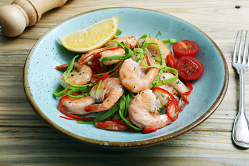 gamberi,gamberetti frutti di mare con verdure sfondo tavolo dicucina