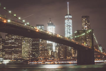 Fototapeta na wymiar Brooklyn bridge and Manhattan skyline at night